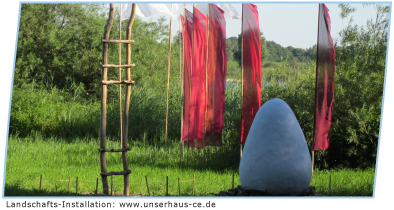 Abbildung: Landschafts-Installation, Leiter in den Himmel, Ei, tibetische Fahnen/ Künstler: Christian Elster